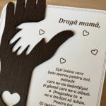 Plachetă cadou pentru mama – gravată pe lemn MDF, cu suport (model palmă) - imagine 2